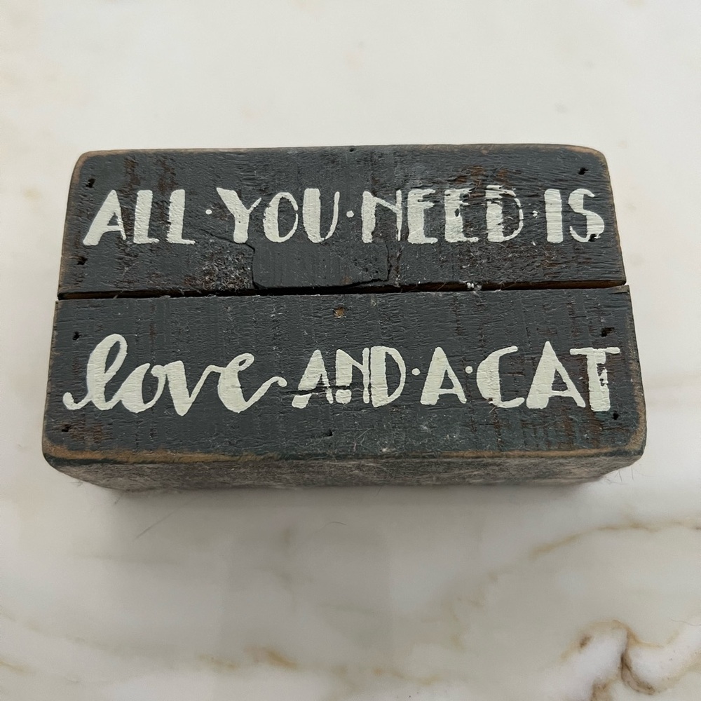 DECORATIVE SIGN ALL YOU NEED IS
Love AND A CAT